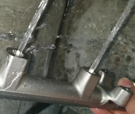 測(cè)試燃油共軌管，看用斯曼克水粒流去毛刺前后有何區(qū)別？