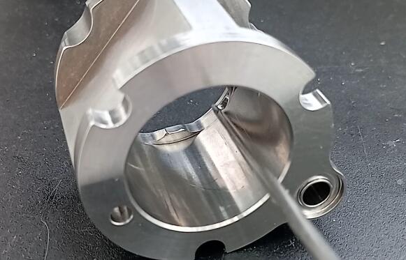 緊貼住的內(nèi)孔毛刺該怎么處理？磨粒流可以！