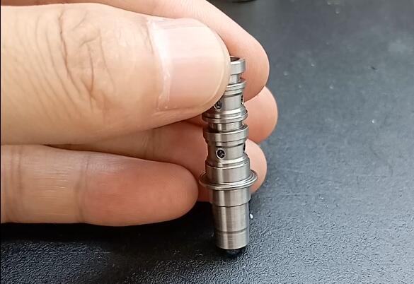 這種液壓零件，為什么刻意用磨粒流給孔內(nèi)去毛刺并倒圓角？