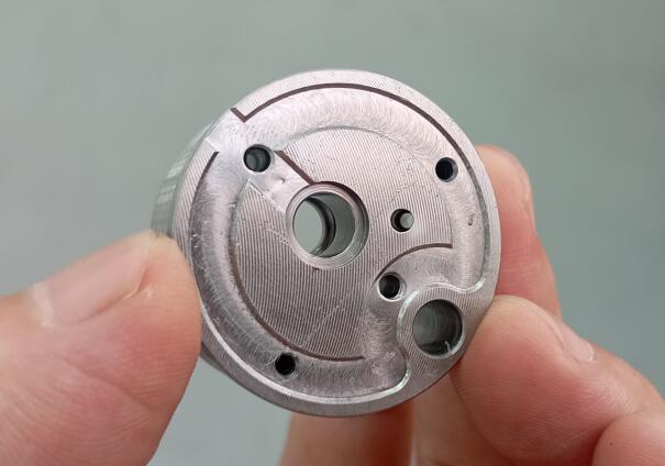 一個(gè)典型的CNC加工件交叉孔去毛刺，磨粒流可以處理！