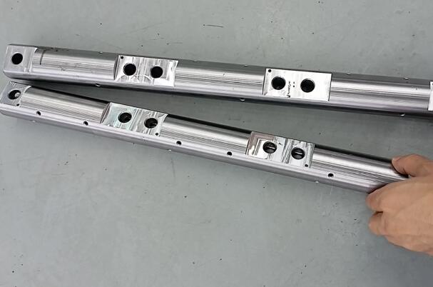 柴油機(jī)大型搖臂軸的孔內(nèi)毛刺怎么去除？磨粒流真的很徹底！