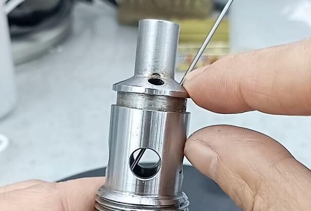 長斜孔去毛刺，磨粒流技術(shù)是怎么做到的？