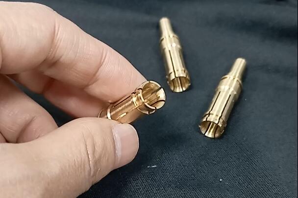 新能源汽車充電樁銅插孔細縫去毛刺，磨粒流拋光設(shè)備能做嗎？