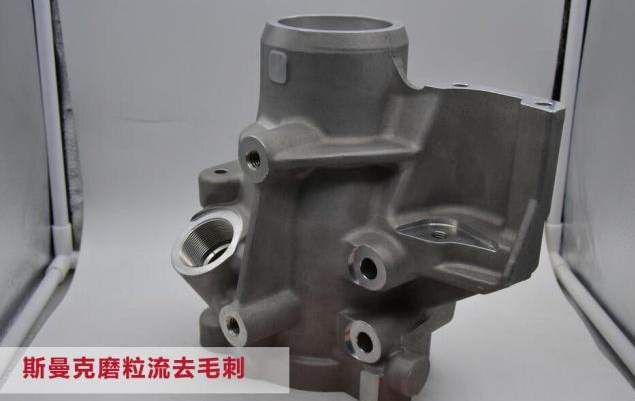 閥體<a href='http://m.yyjdwx.com' target='_blank'><u>交叉孔去毛刺</u></a>，是令人十分苦惱的事情。一來閥體交叉孔多，二來交叉孔毛刺不像表面毛刺那樣容易接觸，所以，如果用人工對閥體<a href='http://m.yyjdwx.com' target='_blank'><u>交叉孔去毛刺</u></a>，十分緩慢。